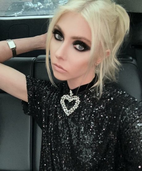 Taylor Momsen model art pic