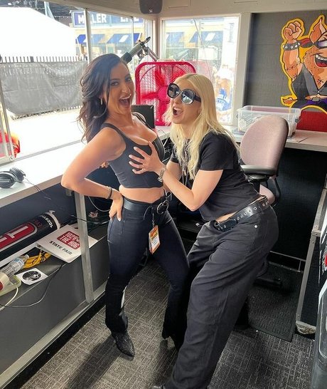 Taylor Momsen star art pics