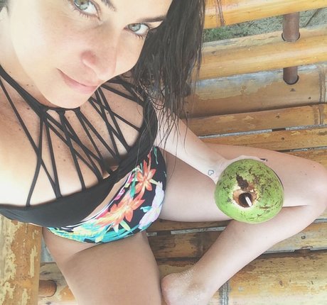 Larissa Erthal art star gallery