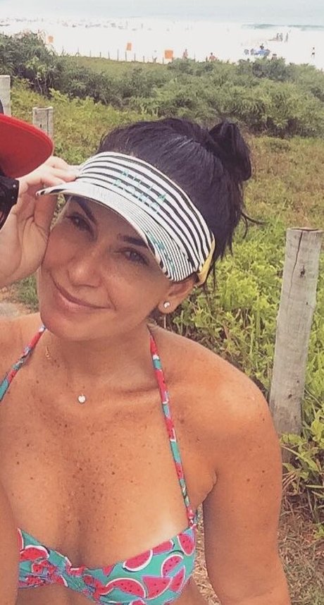 Larissa Erthal model top archive