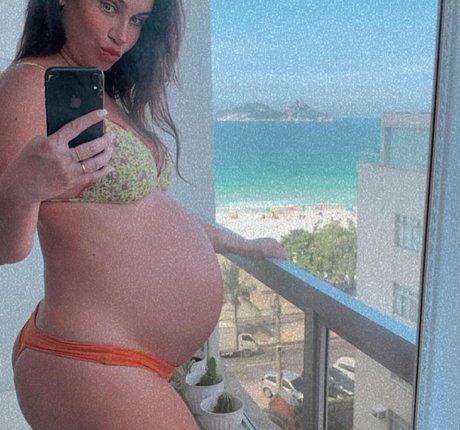 Larissa Erthal naked actress images