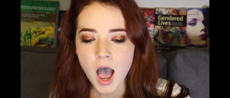 Goodnight Moon porn model photo