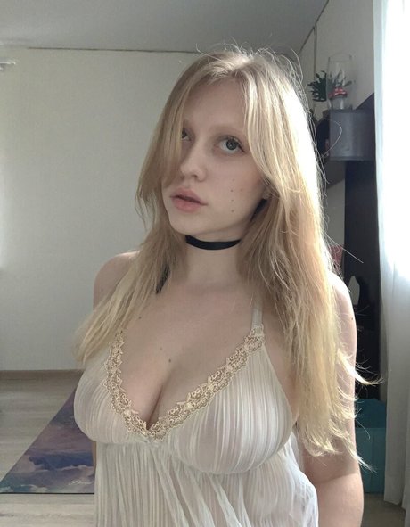 YuStef pretty model image