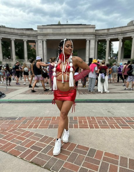 be rave model nudes pics