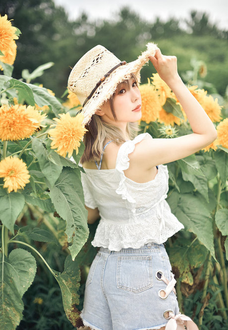 eeelyeee porn model photo