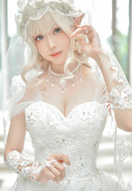 eeelyeee hot model photo