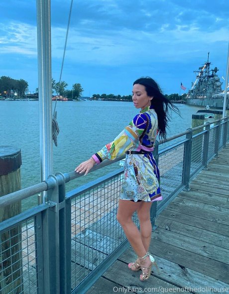 queenofthedollhouse actress pics