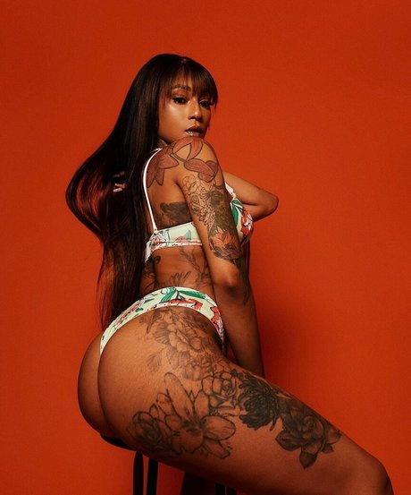 Mizz Twerksum sexy pornstar picture