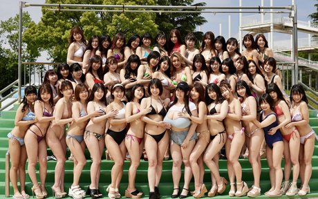 momomomose sexy actress gallery