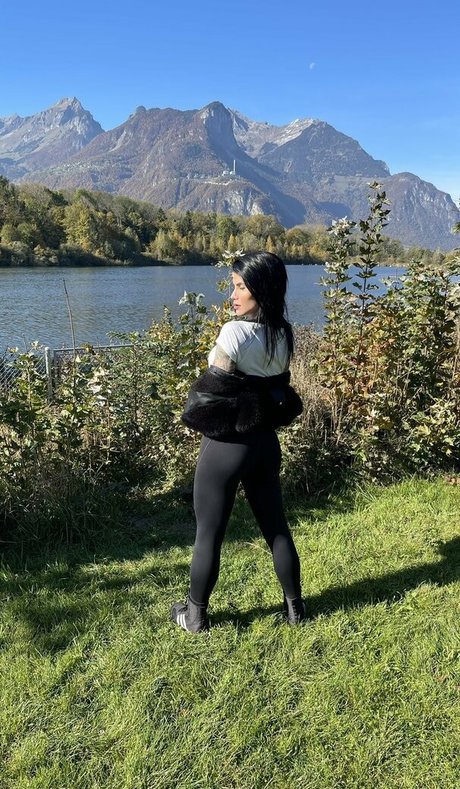 Victoria Carvalho naked model image