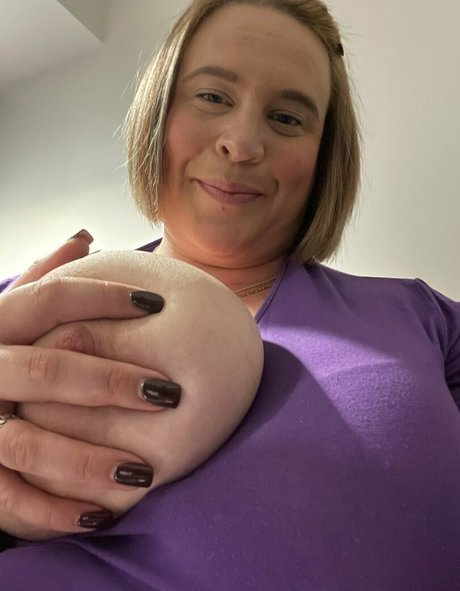 JuicyJune model pretty photos