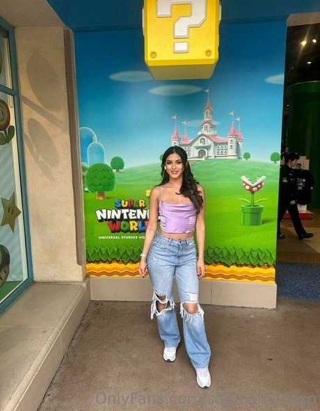 Sophialeonexo model hd img