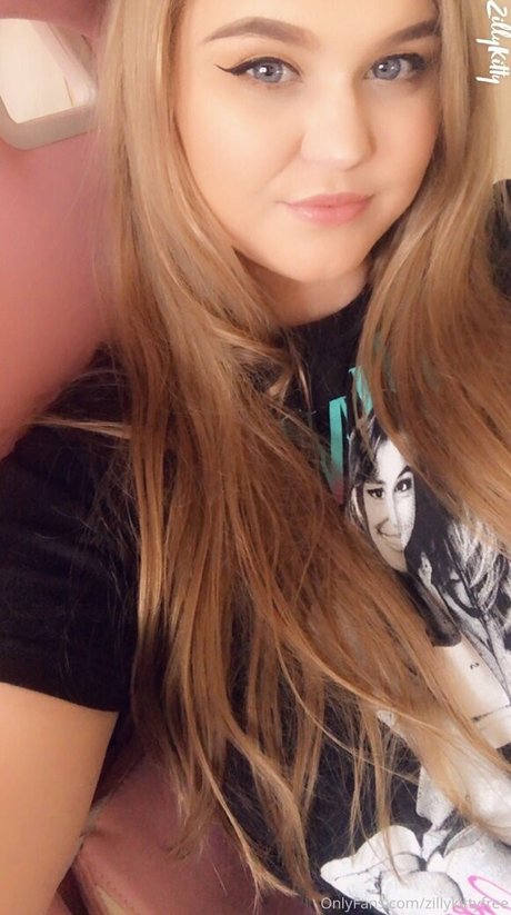 zillykittyfree naked star picture