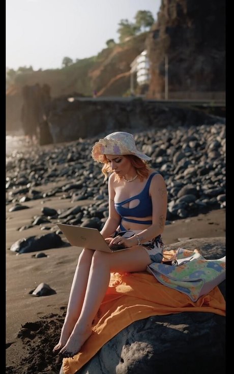 AnniTheDuck hot star photo