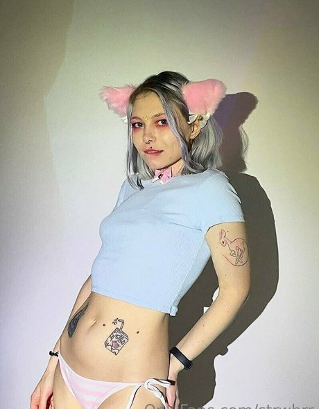 strwbrr naked model photo