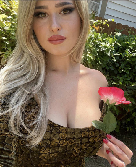 Hollyhawthorne best star gallery