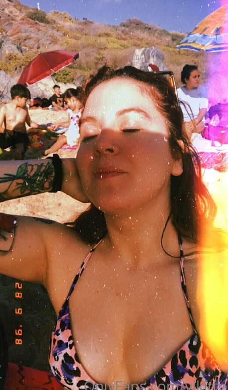 vikitty hot pornstar image