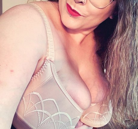 Penelope34J model top photos