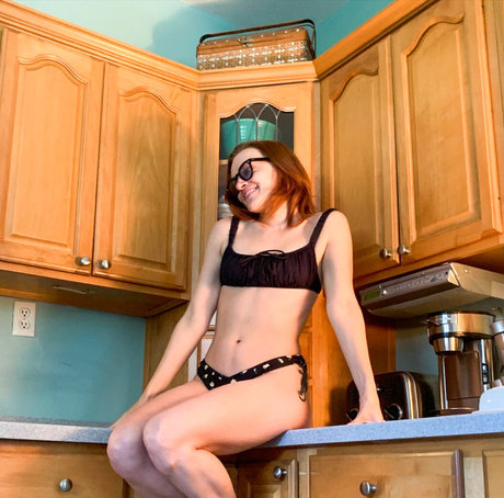 Madeline Brewer perfect model pic