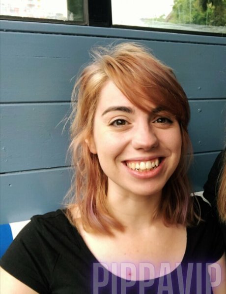 pippafree naked model image