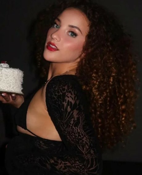 Sofie Dossi beautiful model picture