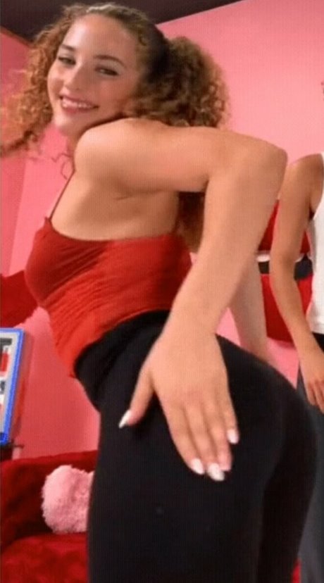 Sofie Dossi model hd archive