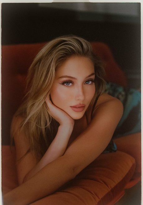 Helois Huthart exclusive model img