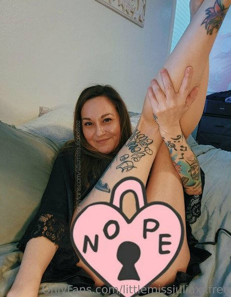 littlemissjuliaxxfree star naked photos