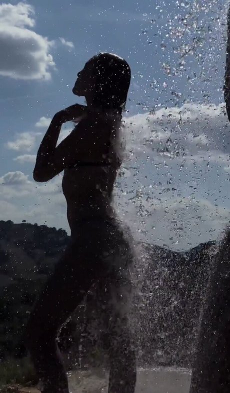 Shanti Tan hot model img