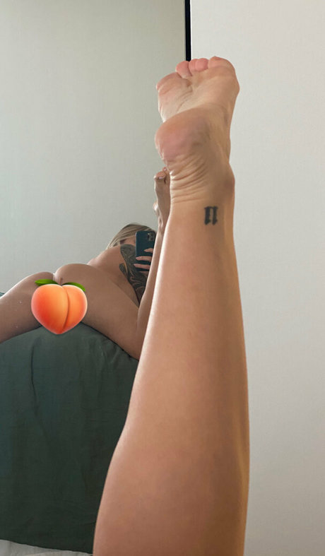 Alyssa Barbara naked model image