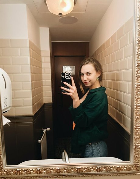 margo leevony sexy actress img