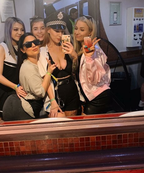 Hollie Rutter art actress picture