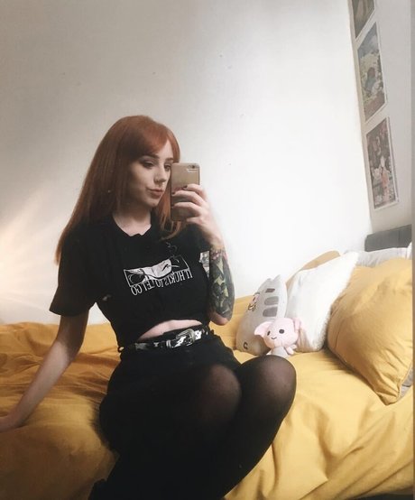 Hollie Rutter model nudes image