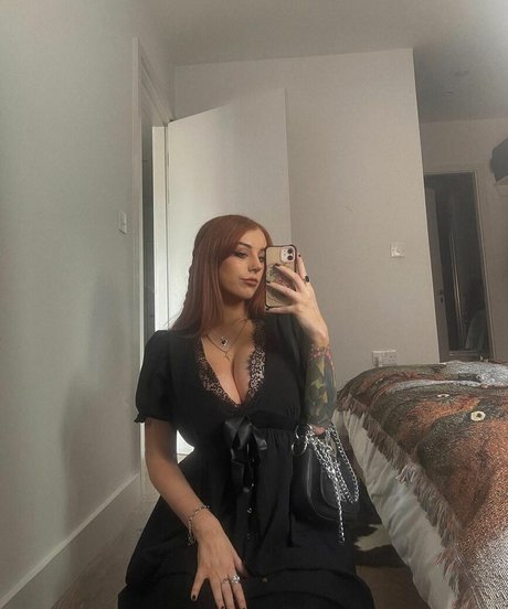 Hollie Rutter exclusive model pic