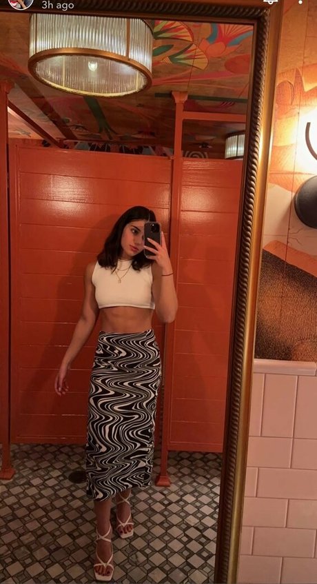 Sara Saffari erotic actress pictures