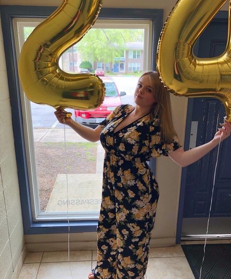 gloves onlyfans top pic