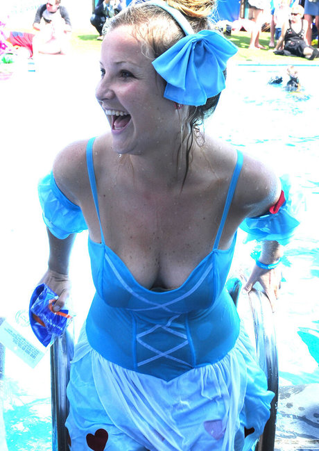 Helen Skelton art model img