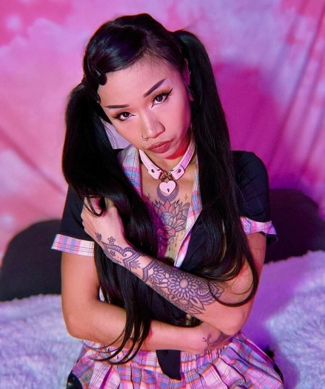 Raine Lee hot star pic