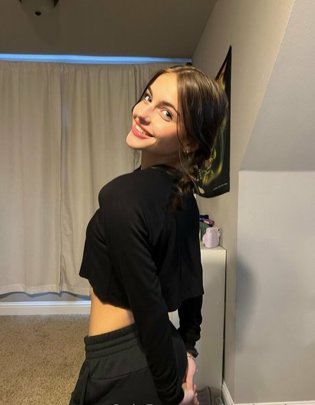 kinsleyalyse erotic model picture