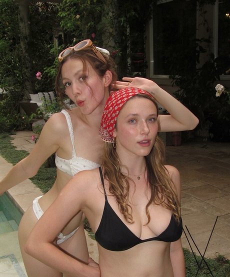 Iris Apatow nice model photo