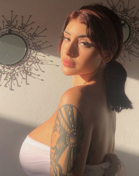 Paaaubg erotic model pic