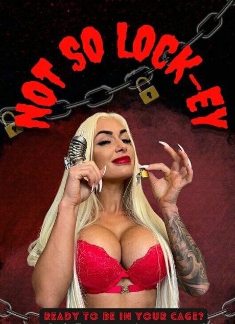 queenmachine naked actress photo