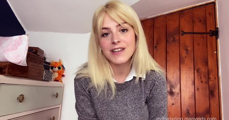 Molly Darling star sexy pics