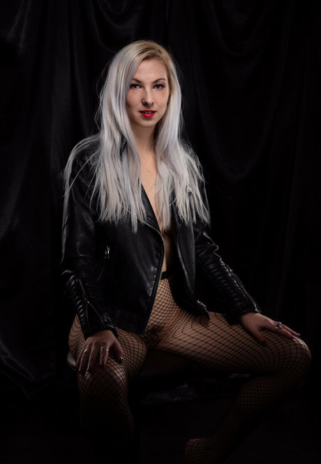 leavixx naked pornstar pictures