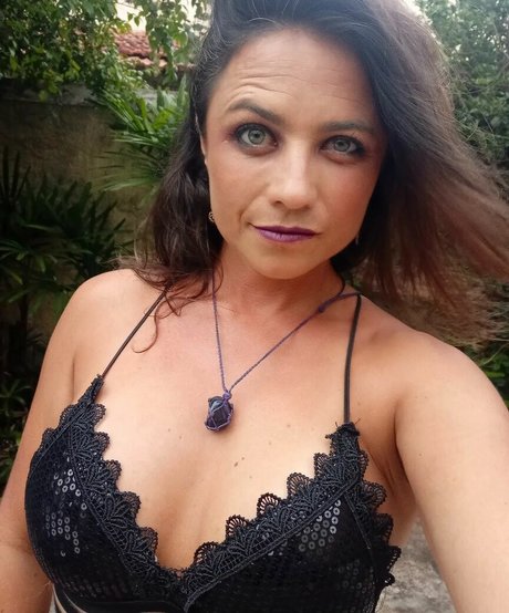 milenaromao86 naked model image