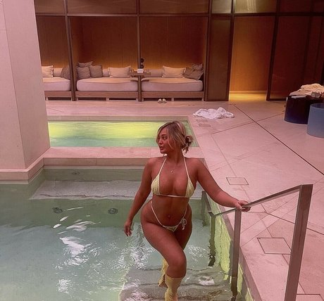 Rowena Violet nice pornstar img