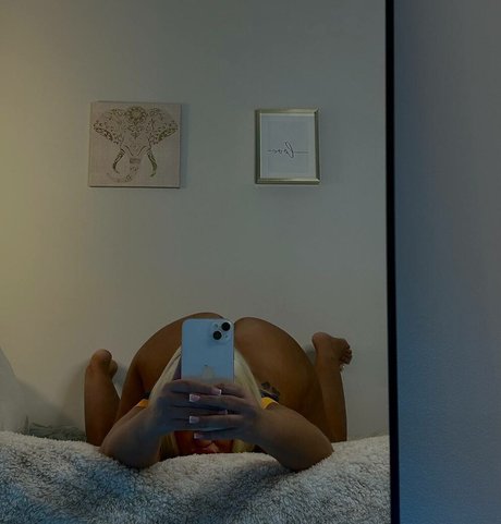 Rowena Violet xxx actress photo