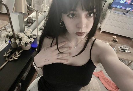 ezsy pretty actress pictures