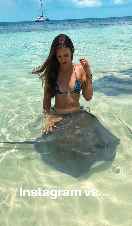 Betsy Alvarez model art galleries