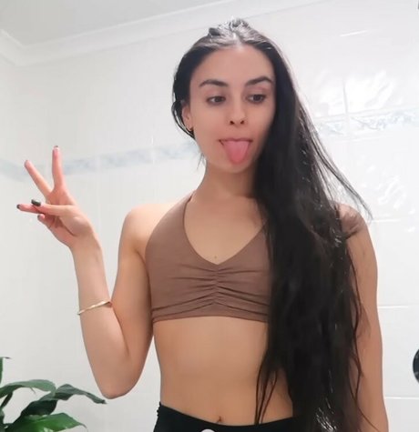 Imogen Russell adult model photos